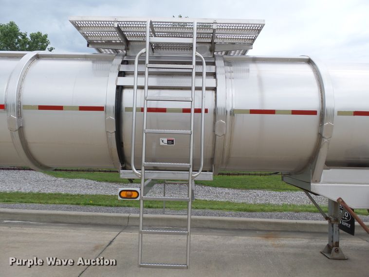 image for item DH3776 2007 Walker tank trailer