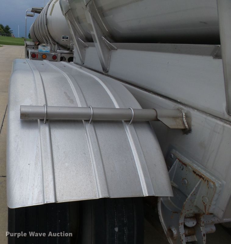 image for item DH3776 2007 Walker tank trailer