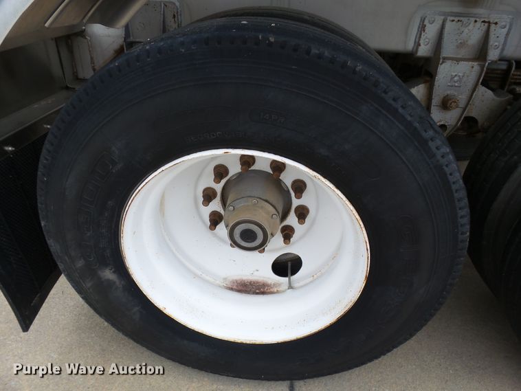 image for item DH3776 2007 Walker tank trailer