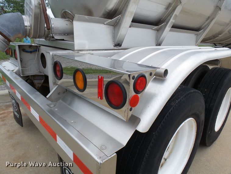 image for item DH3776 2007 Walker tank trailer