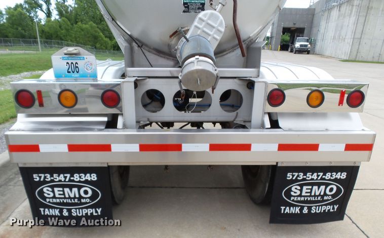 image for item DH3776 2007 Walker tank trailer