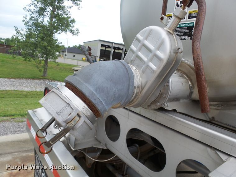 image for item DH3776 2007 Walker tank trailer