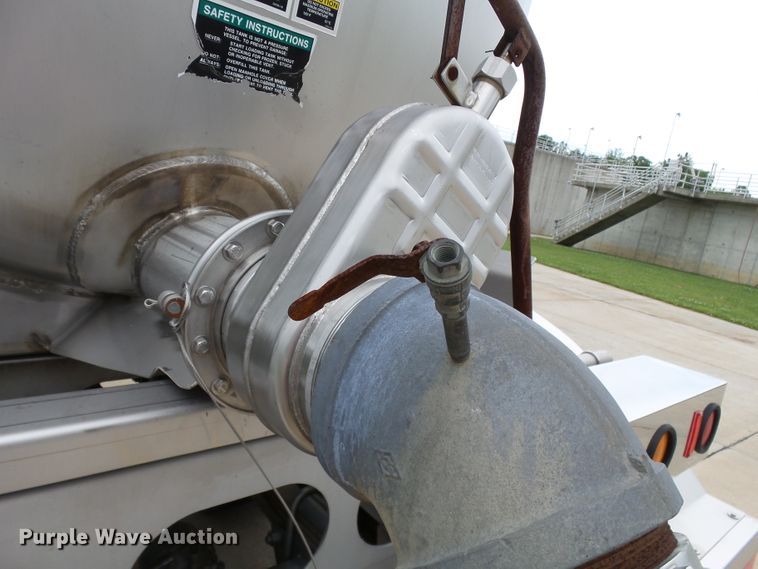 image for item DH3776 2007 Walker tank trailer