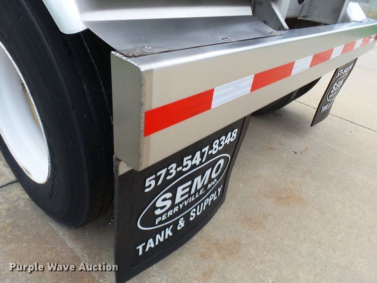 image for item DH3776 2007 Walker tank trailer