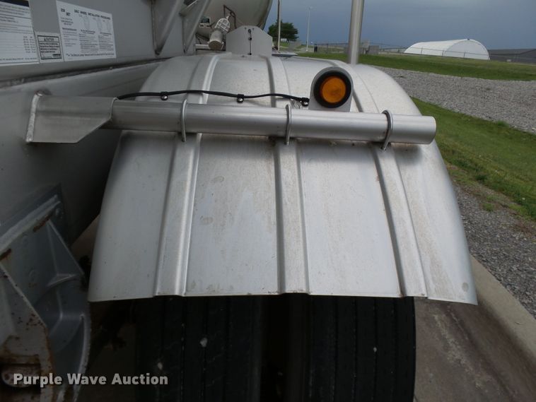 image for item DH3776 2007 Walker tank trailer