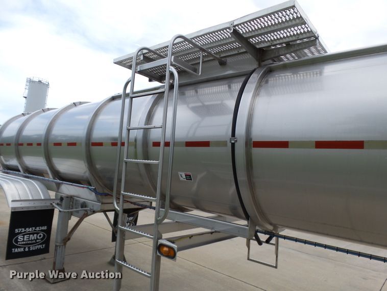 image for item DH3776 2007 Walker tank trailer