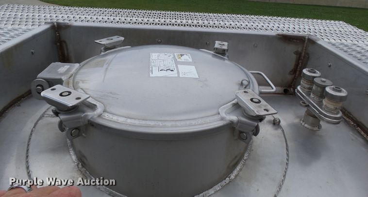 image for item DH3776 2007 Walker tank trailer