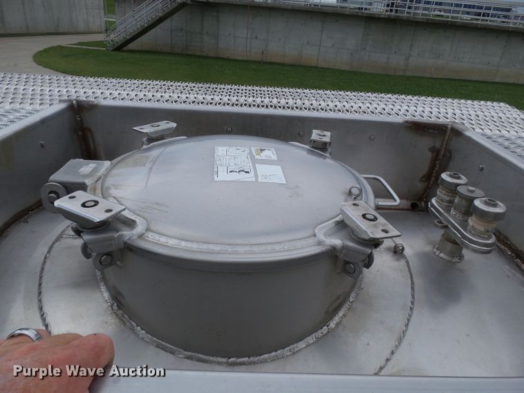 image for item DH3776 2007 Walker tank trailer