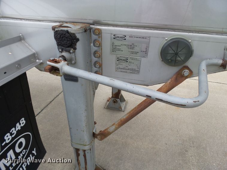 image for item DH3776 2007 Walker tank trailer