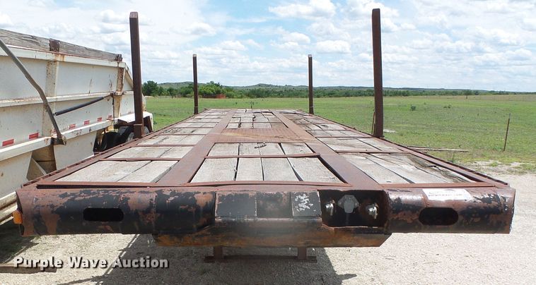 image for item DH4942 1981 Fruehauf flatbed trailer