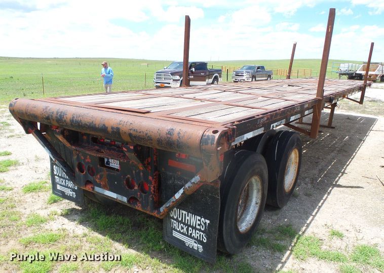 image for item DH4942 1981 Fruehauf flatbed trailer