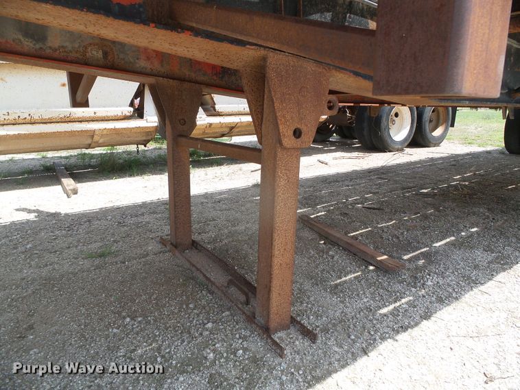 image for item DH4942 1981 Fruehauf flatbed trailer
