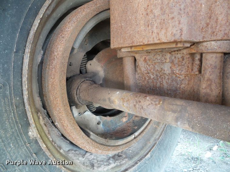 image for item DH4942 1981 Fruehauf flatbed trailer