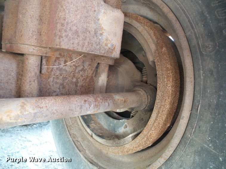 image for item DH4942 1981 Fruehauf flatbed trailer