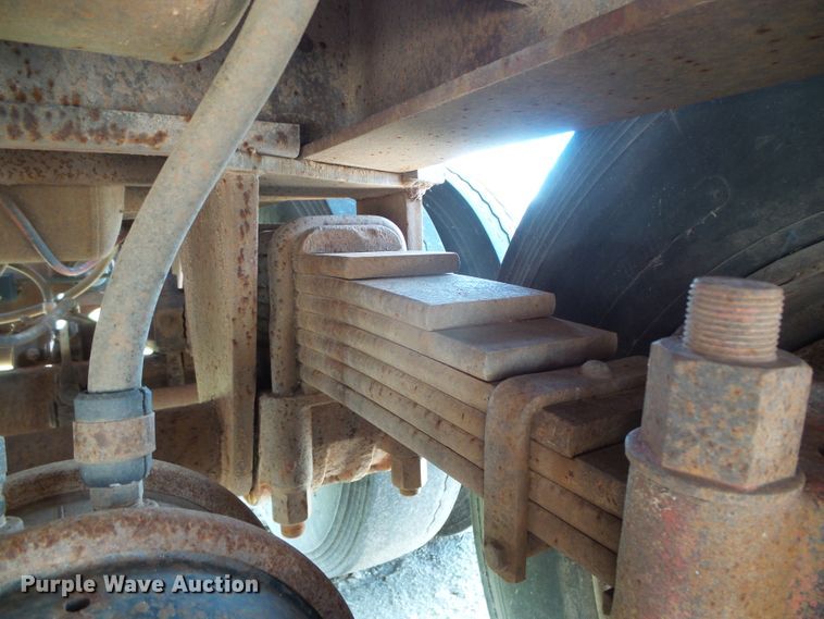 image for item DH4942 1981 Fruehauf flatbed trailer