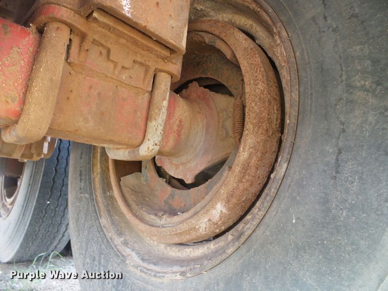 image for item DH4942 1981 Fruehauf flatbed trailer