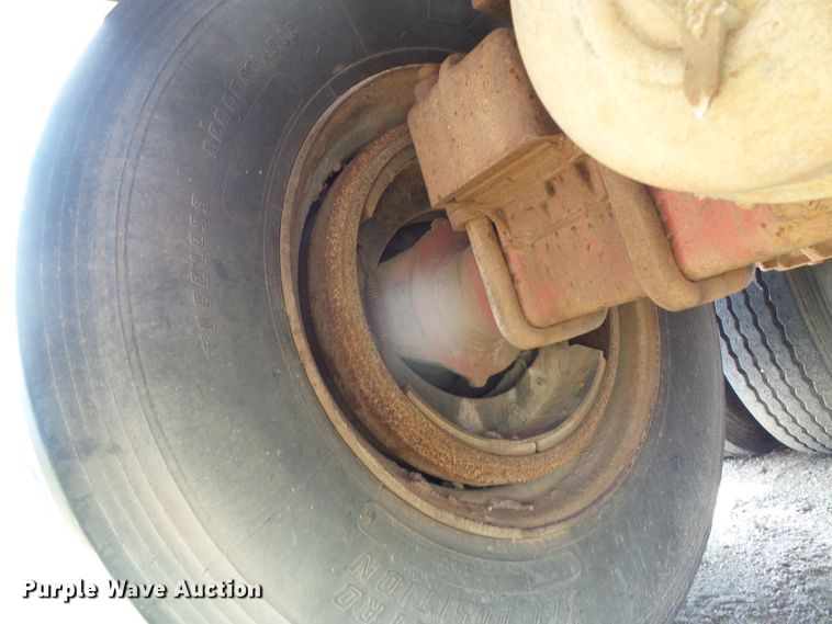 image for item DH4942 1981 Fruehauf flatbed trailer