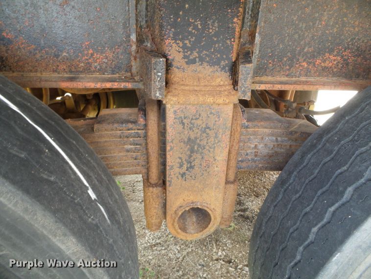 image for item DH4942 1981 Fruehauf flatbed trailer