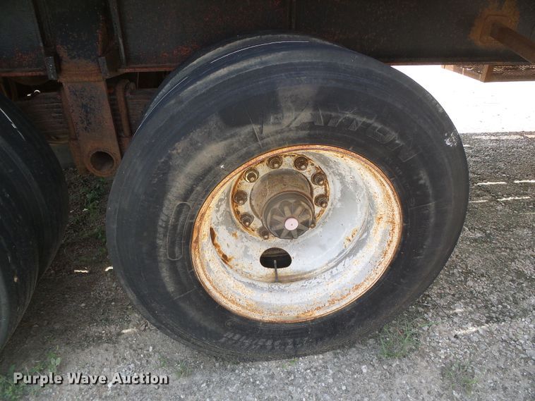 image for item DH4942 1981 Fruehauf flatbed trailer