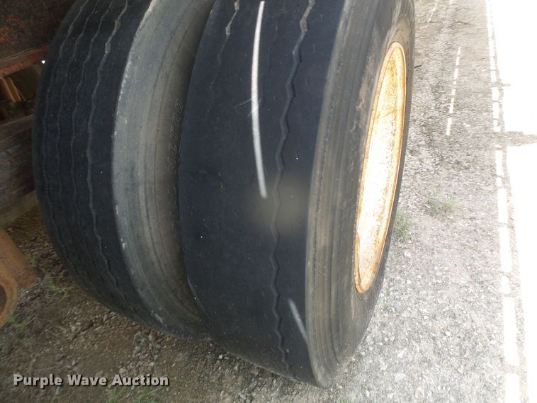 image for item DH4942 1981 Fruehauf flatbed trailer