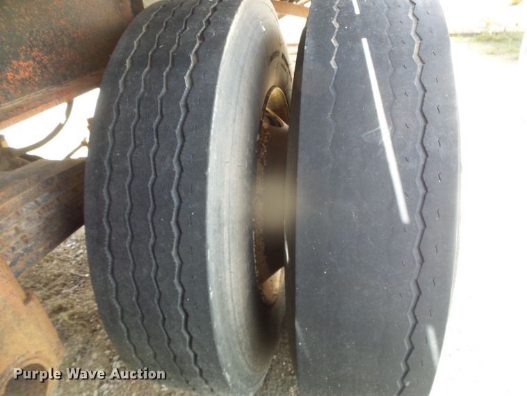 image for item DH4942 1981 Fruehauf flatbed trailer