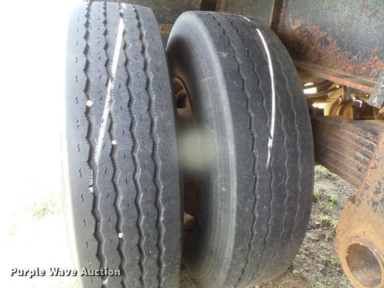 image for item DH4942 1981 Fruehauf flatbed trailer