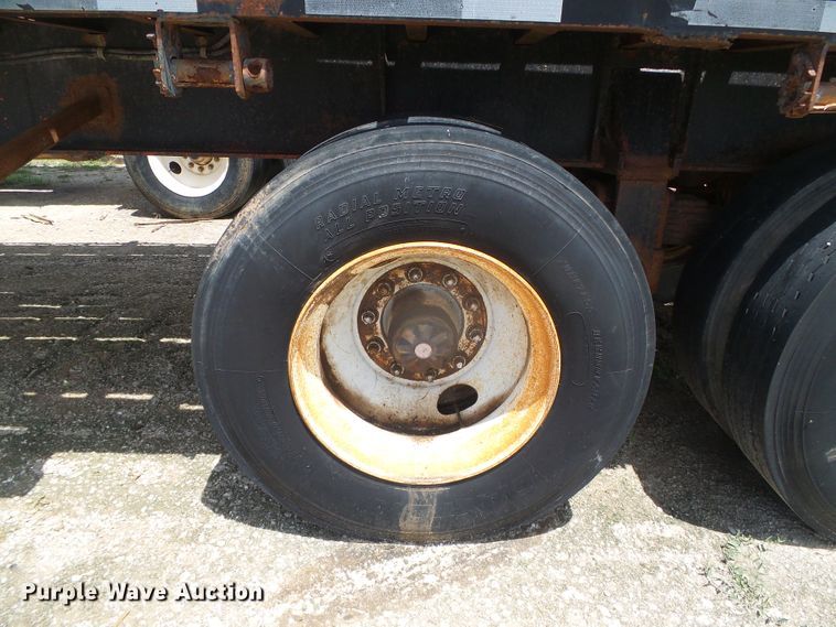 image for item DH4942 1981 Fruehauf flatbed trailer