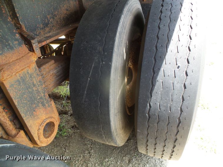 image for item DH4942 1981 Fruehauf flatbed trailer