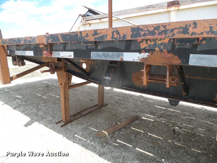 image for item DH4942 1981 Fruehauf flatbed trailer
