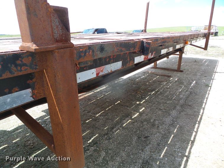 image for item DH4942 1981 Fruehauf flatbed trailer