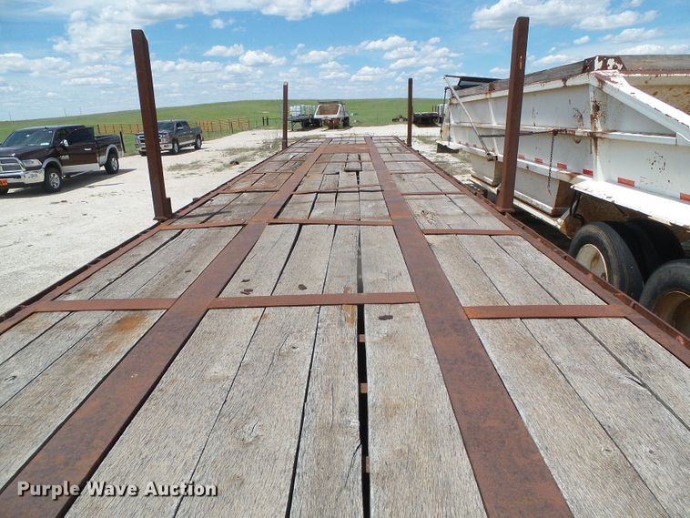 image for item DH4942 1981 Fruehauf flatbed trailer