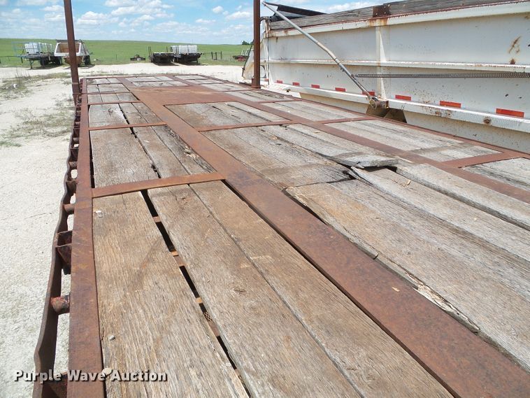 image for item DH4942 1981 Fruehauf flatbed trailer