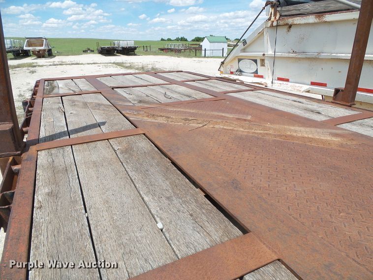 image for item DH4942 1981 Fruehauf flatbed trailer