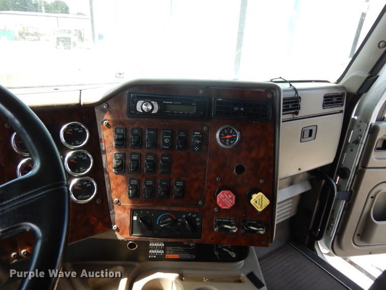 image for item DH5349 2007 International 9400i semi truck