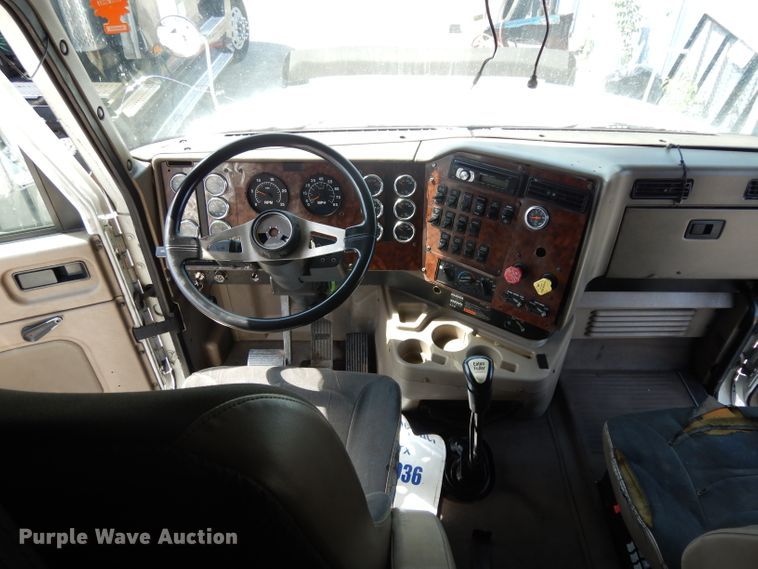 image for item DH5349 2007 International 9400i semi truck