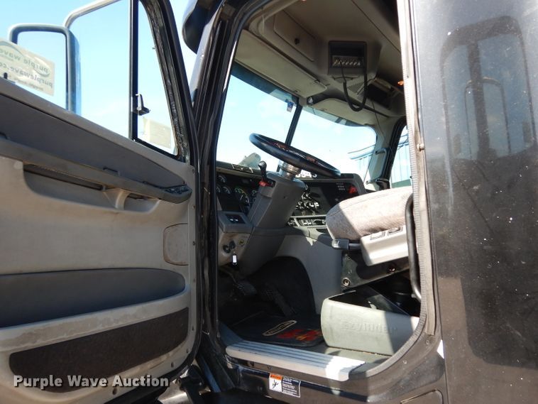 image for item DH5350 2007 Freightliner Columbia  semi truck