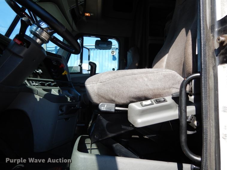 image for item DH5350 2007 Freightliner Columbia  semi truck