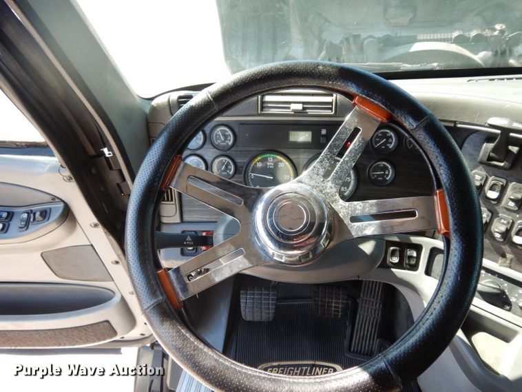 image for item DH5350 2007 Freightliner Columbia  semi truck