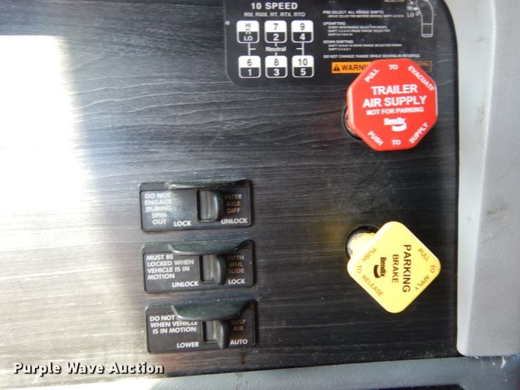 image for item DH5350 2007 Freightliner Columbia  semi truck