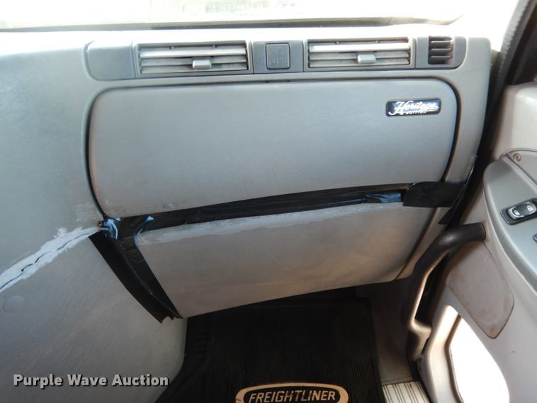 image for item DH5350 2007 Freightliner Columbia  semi truck