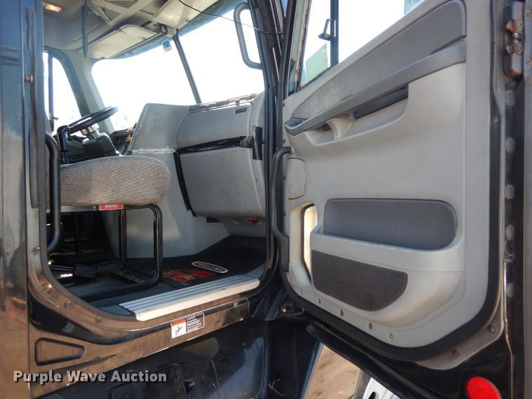 image for item DH5350 2007 Freightliner Columbia  semi truck