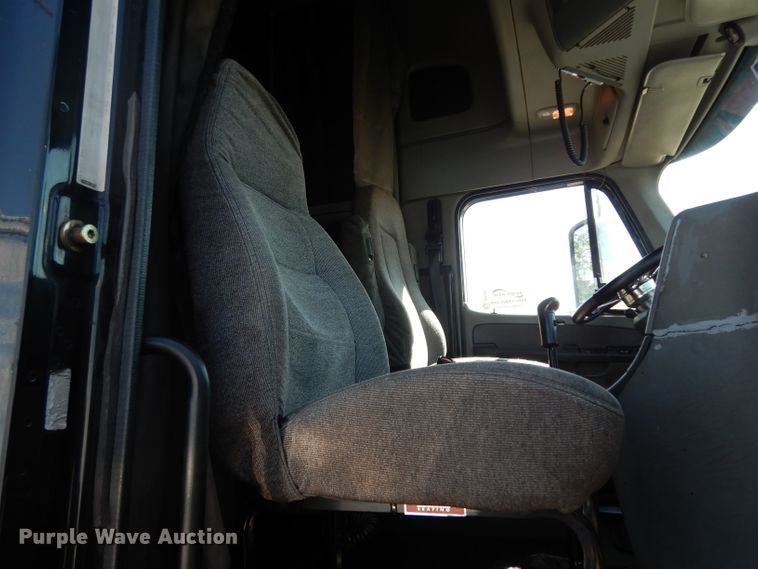 image for item DH5350 2007 Freightliner Columbia  semi truck