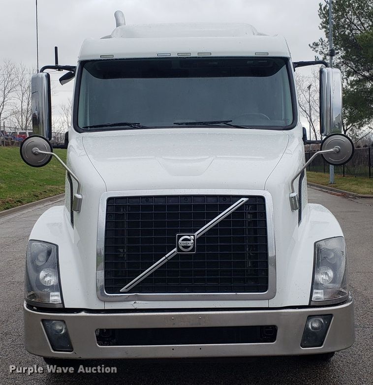image for item DH5798 2012 Volvo VN semi truck