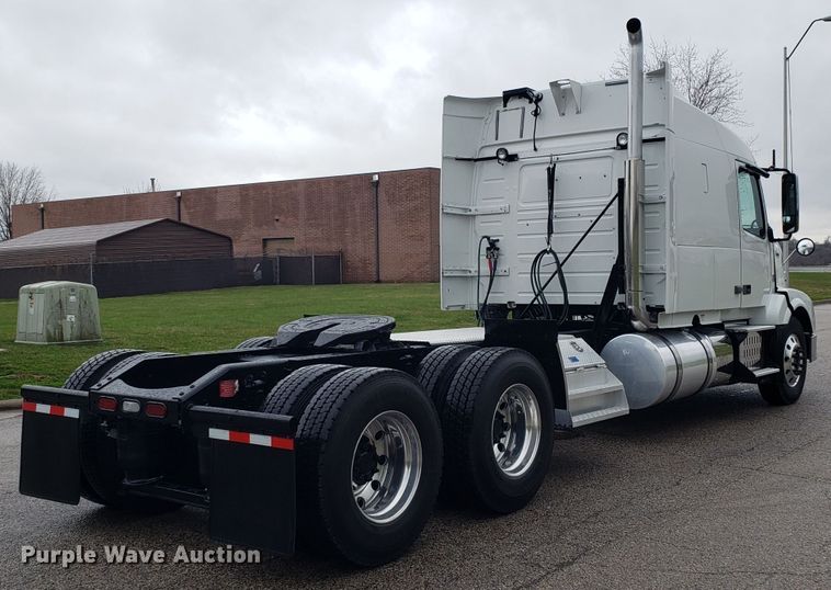 image for item DH5798 2012 Volvo VN semi truck