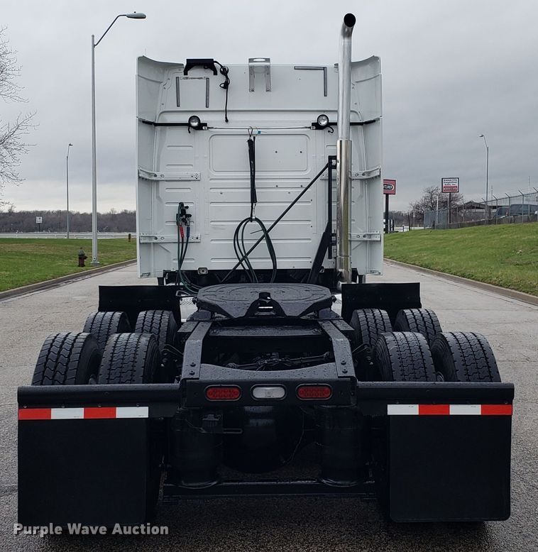 image for item DH5798 2012 Volvo VN semi truck