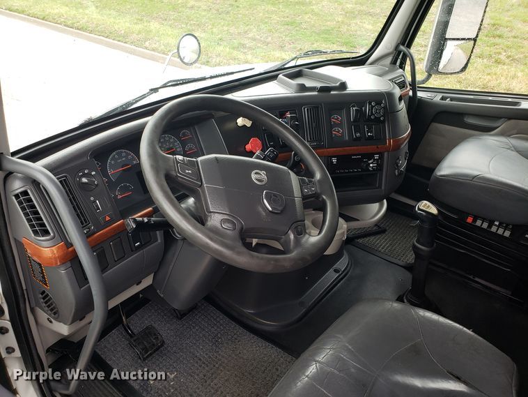 image for item DH5798 2012 Volvo VN semi truck