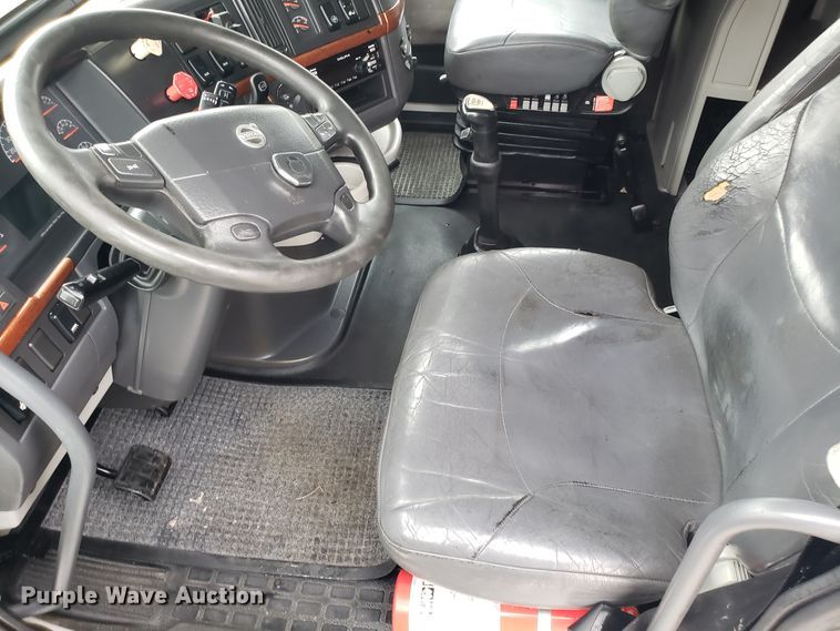 image for item DH5798 2012 Volvo VN semi truck