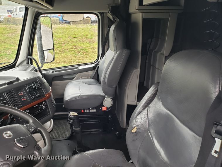 image for item DH5798 2012 Volvo VN semi truck