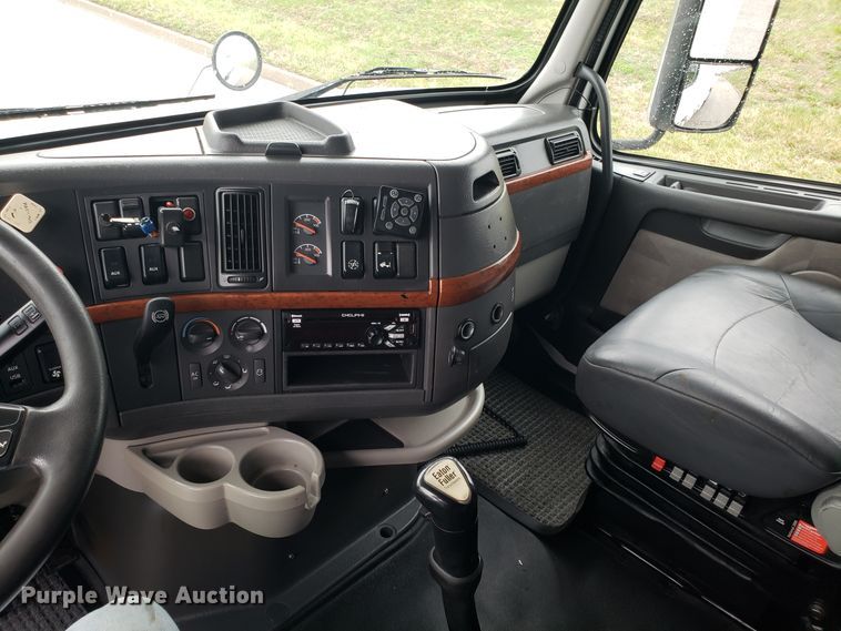 image for item DH5798 2012 Volvo VN semi truck