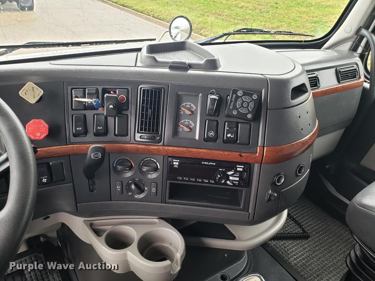 image for item DH5798 2012 Volvo VN semi truck